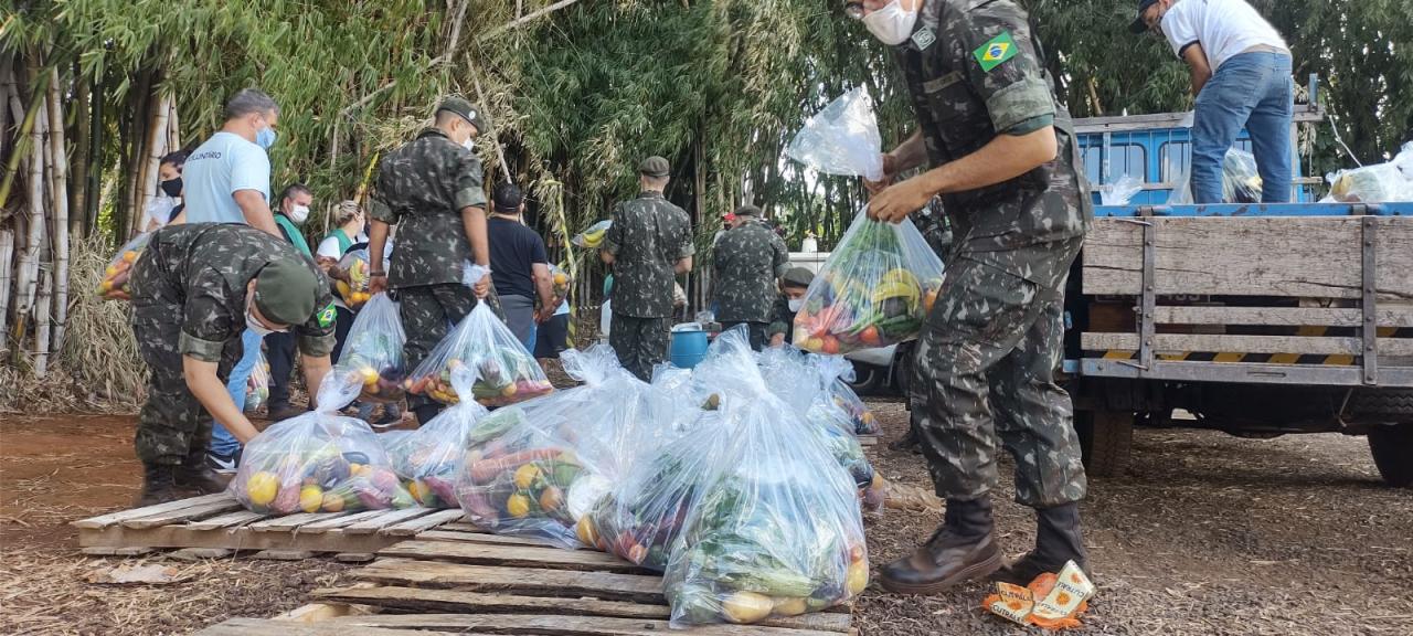 Foto 4 de 5 — ​“A fome se combate todo dia, sem humilhar as pessoas” diz Edinho sobre ação que distribuiu alimentos